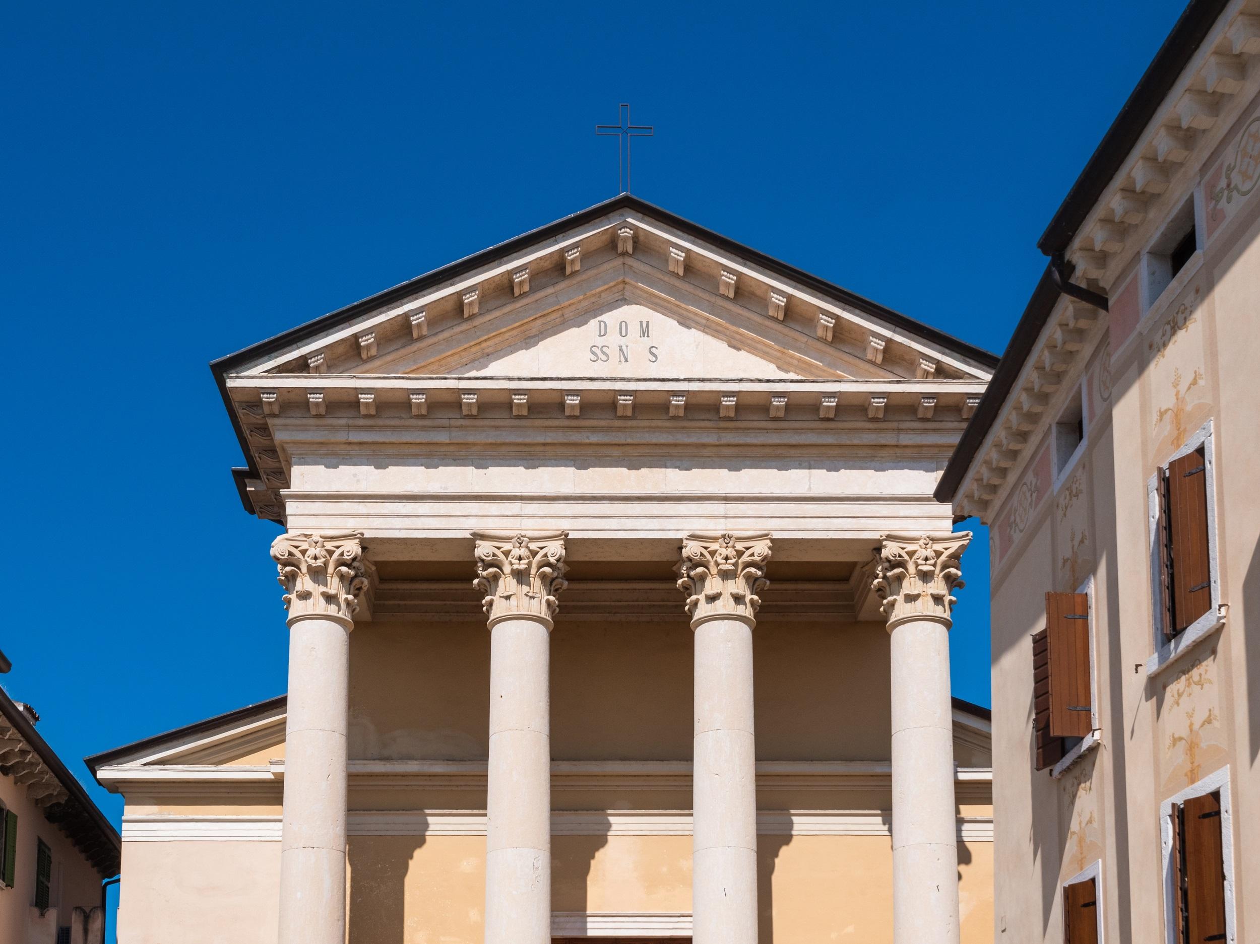Kerk Santi Nicolò e Severo.