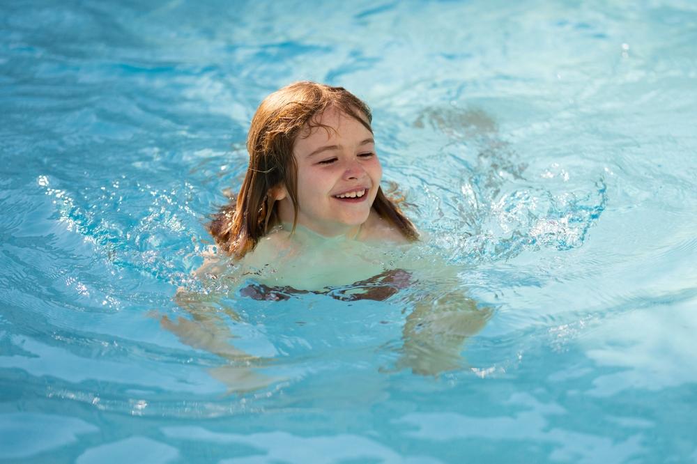 petite fille piscine