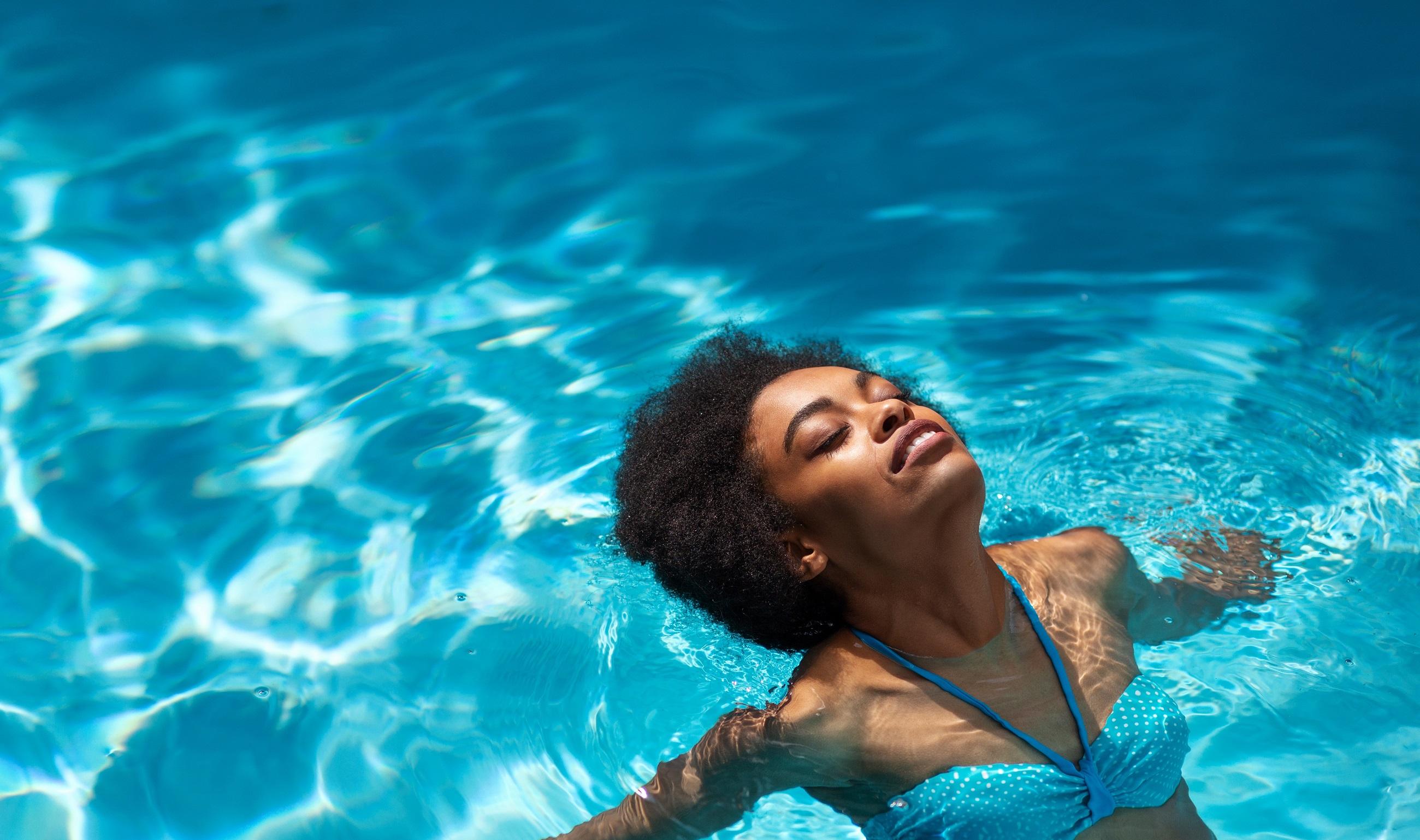 Mädchen im blauen Bikini im Wasserpark