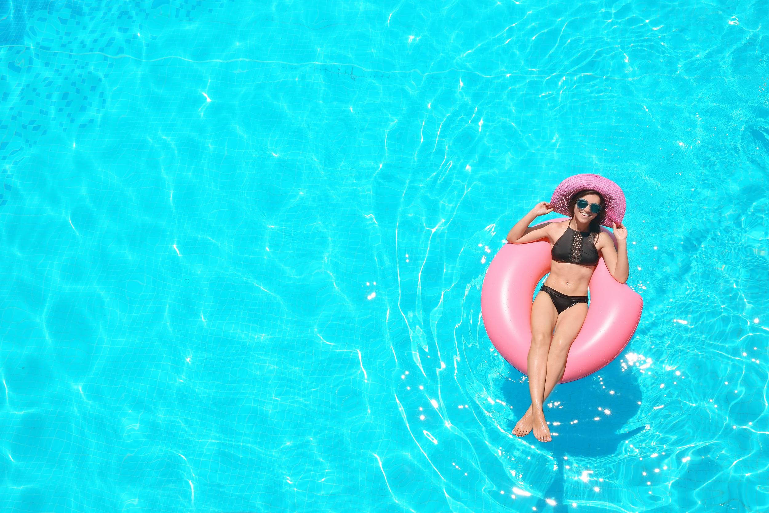 parc aquatique fille avec un chapeau