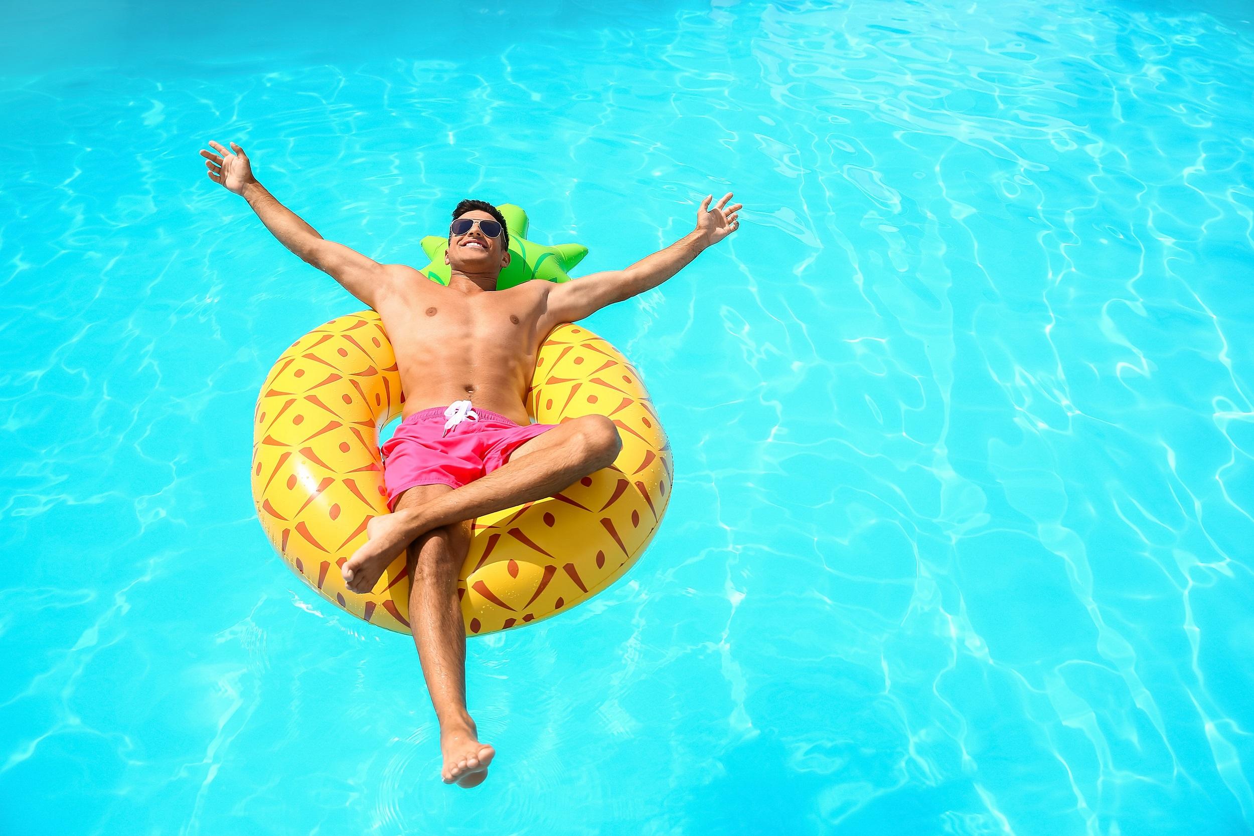 parc aquatique homme heureux