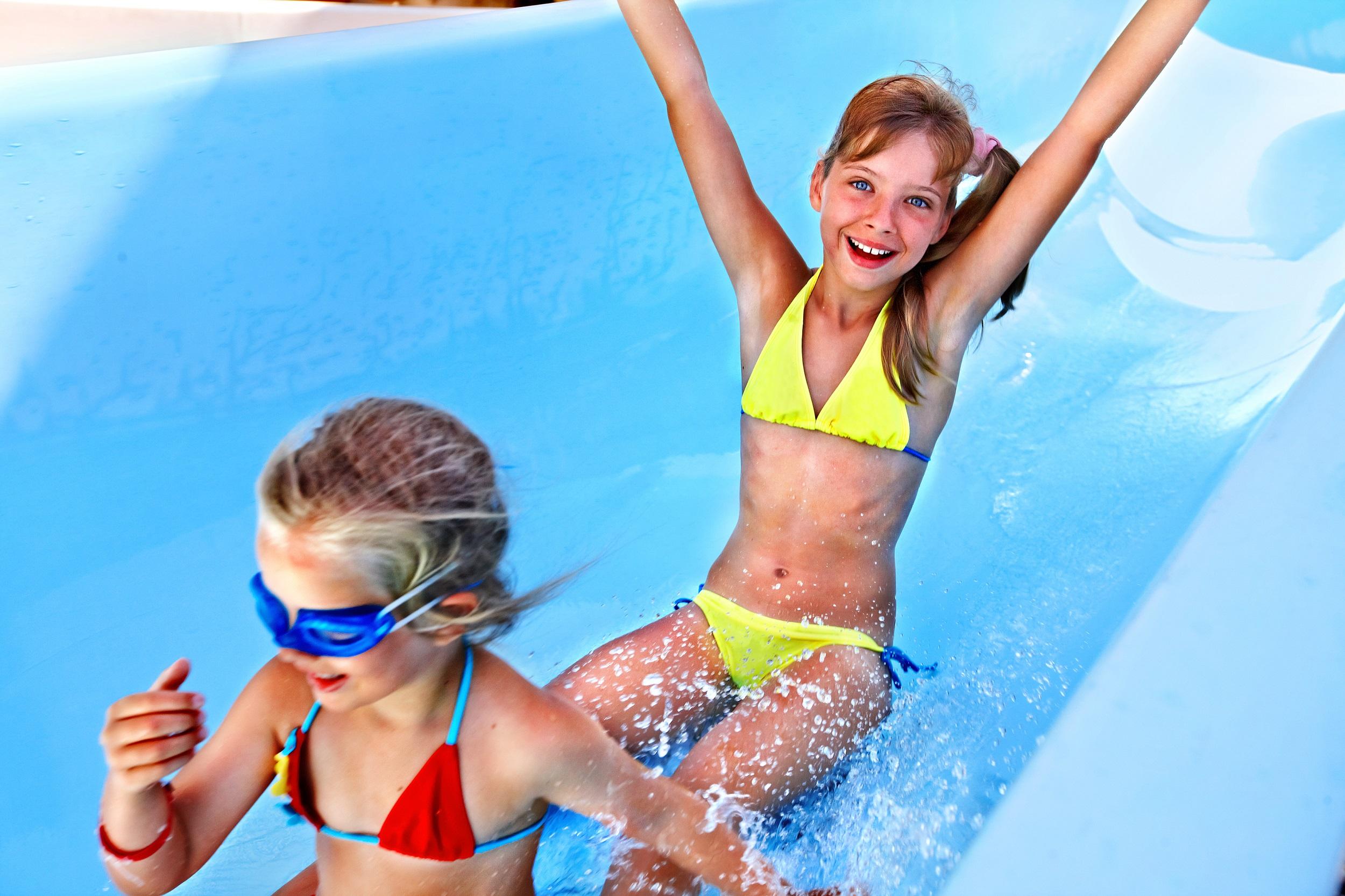 parc aquatique deux petites filles